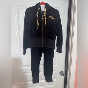 Gently used Fila woman’s track suit in sz l, velvet in black. No damage.